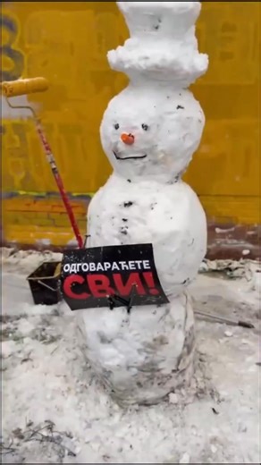 U Pančevu je prekrečen grafit mržnje „Oj Pazaru novi Vukovaru, Oj Sjenice druga Srebrenice“. Akciju su organizovali Inicijativa Odbranimo Teslu i Zbor građana MZ Tesla, uz podršku građana i stanara koji su preuzeli odgovornost koju bi moralo da nosi društvo i država. Ovo je jasna poruka da se na govor mržnje ne ćuti i da javni prostor pripada građanstvu, pomirenju i normalnosti, a ne primitivizmu i nasilju prema bilo kome ko je drugačiji. | Kosova.info na Bosanskom jeziku