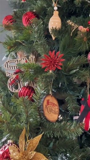 Hiasan Pohon Natal - Tambahkan Sentuhan Meriah pada Pohon Natal Anda