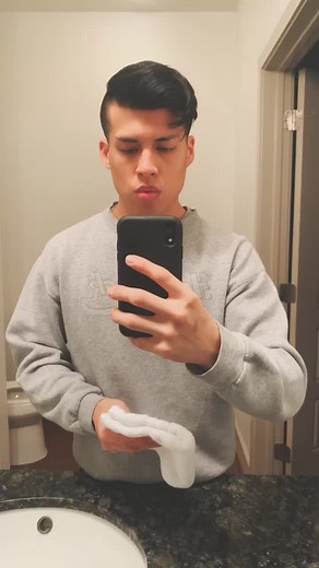 How a beatboxer cleans a mirror #mirror #beatbox #cleaning