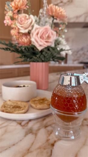 Brooke JuLyn on Instagram: "Comment: HONEY to shop this Amazon must-have kitchen find 🍯 This glass honey dispenser is no-drip and actually mess-free. You squeeze the top, the honey flows from the bottom, then it goes right back into the jar. No tipping, no sticky handles, ever. You must be following me in order to receive the DM or you can also shop right from my Amazon Store Idea List: SMART KITCHEN FINDS"