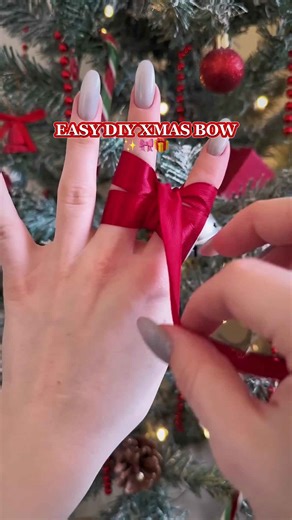 Save easy tutorial for later ✨ Perfect bow to decorate your Christmas tree or gifts 🎁🎄 #christmas #bow