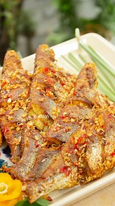 Công thức cá hường chiên sả ớt ngon: - 5 con cá hường (500g - 600g) - 4 cây sả, 2 trái ớt sừng, 3 củ hành tím, 2 tép tỏi - Ướp cá: 7g muối, 1g bột nghệ, nước hành tỏi - Sơ chế: đá viên, chanh, muối #CKK chúc các bạn làm #MonCaChien #CaHuongChienSaOt thành công! | Món Ngon Dễ Làm