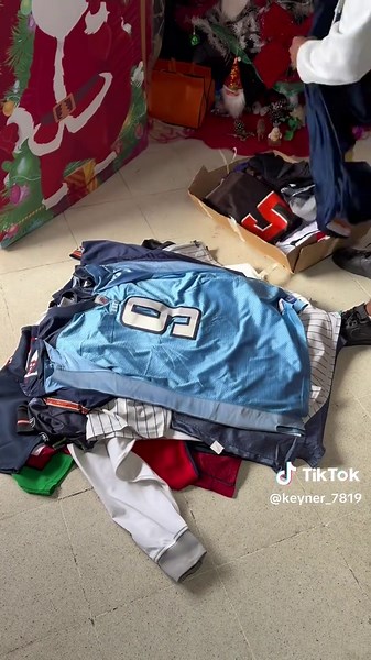 Exploring 2000s Urban Fashion with Rocawear and Southpole