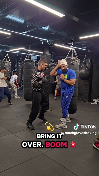 Quite a common mistake from all age groups is when letting a shot go, the non-punching hand tends to drop and not remain in a position to catch or defend a counter shot. #boxing🥊 #teachersoftiktok #coaching #youth #fyp