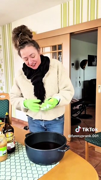 Mom and daughter😂😂 #scare #prank #sacreprank #funny #fypシ゚viral #scary #funnyfamily #funnyvideos #hahahaha #fyp #fail #prankvideos #jumpy