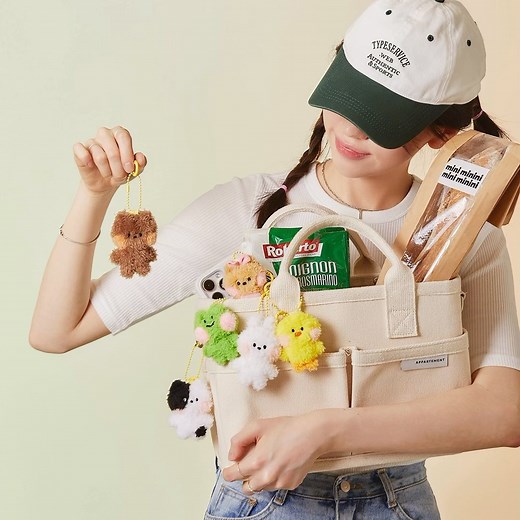 LINE FRIENDS SQUARE | 라인프렌즈 스퀘어 | 미니 미니니 특: 내가 외출할 때마다 냅다 내 가방에 다이빙함 mini minini 백참 인형 5월 5일 미니어드벤처에서 만나! 🌼라인프렌즈 미니어드벤처 팝업스토어🌼 📍5.5(금) - 5.18(목) 📍월~목 10:30AM-8:00PM, 금~일... | Instagram