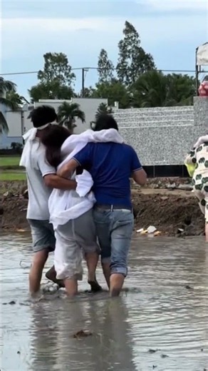 Heartbreaking scene: children fainting in the flooded field, being carried by others
