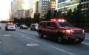 NYPD（纽约警察）、FDNY（纽约消防）、PAPD（纽约/新泽西港务局警察）等应急部门紧急响应出动