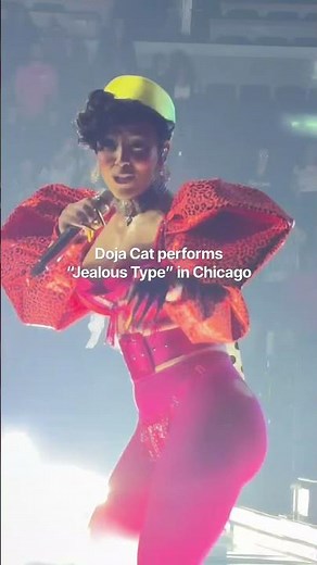 Doja Cat performs “Jealous Type” in Chicago 🪩 #dojacat #tourmavie #concert
