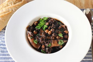 Chipirones a la cochambrosa con garbanzos: la receta gaditana con legumbres que te sorprenderá (y no solo por el nombre)