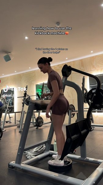 @AYBL // learning how to use the kickback machine with @Jennifer Davis & @Stephanie 🫶🏻 #gymtok #fyp #relatablegym #girlswholift #kickbackmachine #gymmotivation #glutes #quaddominant