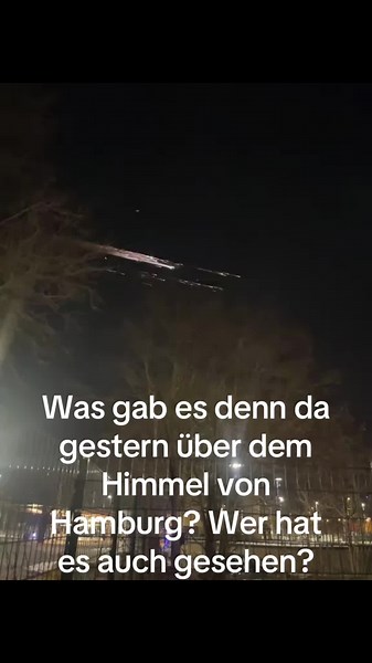 Vielleicht kann mir einer sagen, was das ist, was das war und wer ist noch alles gesehen hat? Wahnsinn#hamburg #wahnsinn #lichtamhimmel #sterne