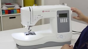 A sua próxima máquina de costura vai ser uma Singer de confiança 💪 E eu vou apresentá-la agora: pode entrar Confidence 7640, a Singer da Semana. ❤ A Confidence é uma máquina eletrônica bivolt (serve para 127v e 220v) com 131 pontos, incluindo flexíveis e decorativos. Tecla Start/Stop que aciona a máquina sem precisar do pedal, fonte de letras, memória interna, mesa extensora para ampliar a área de trabalho, estrutura interna de metal, 800 pontos por minuto e muito mais. A Confidence 7640 é indi
