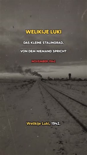 Warum kennt niemand Welikije Luki 1942? Während die Welt auf Stalingrad schaut, schließt die Rote Armee im Norden einen zweiten Kessel: 7.000 deutsche Soldaten, versorgt nur noch aus der Luft, über 80 abgestürzte Flugzeuge, 2.000 Verwundete in Kellern. Der Entsatz kommt bis auf wenige Kilometer heran – und bleibt liegen. Am 16. Januar 1943 ist die Stadt gefallen. Dieses Video geht auf einen Zuschauerwunsch zurück: Sein Großvater ist dort gefallen. Deinen Nachnamen kostenlos nachschlagen: namensa