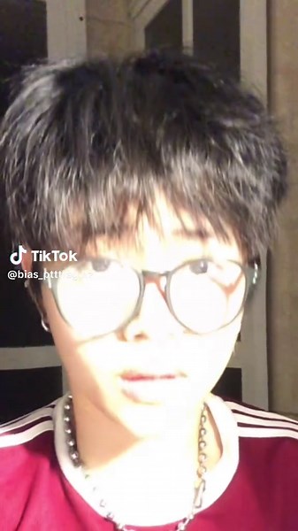 Khi hắn ta chỉ ăn ảnh mỗi góc nghiêng