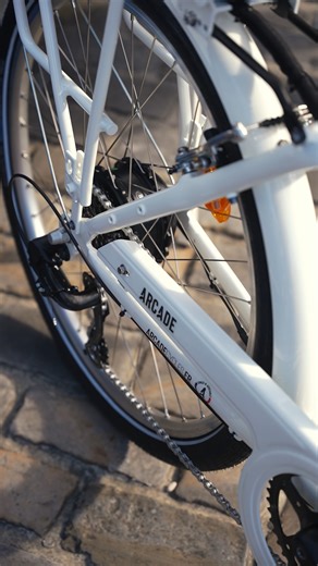 🎂 Les Transports Intercommunaux du Compiégnois ont 50 ans ! 🚍 Samedi 4 octobre 2025, la place de l’Hôtel-de-Ville a accueilli de nombreuses animations pour célébrer le 50ᵉ anniversaire des transports gratuits dans l’Agglomération de la Région de Compiègne. 🚍 En 1975, #Compiègne devenait la première ville de #France à proposer un service de transport en commun entièrement gratuit. Depuis, le réseau s’est développé et modernisé : extension des lignes, transports scolaires, services AlloTIC et V