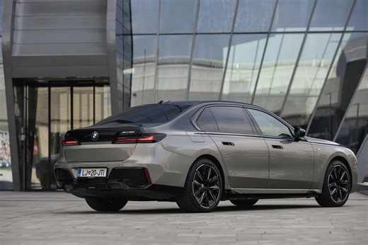 VIDEO: Is the BMW i7 Impressive But Secretive?