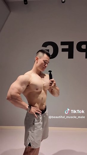 肌肉男孩的帅气魅力展示