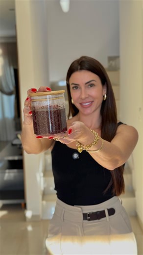 Nutricionista Edina Serafini on Instagram: "✨Geleia saudável e poderosa!✨ Feita com chia + suco de uva natural, essa receitinha é rica em fibras, melhora o intestino, ajuda no processo de emagrecimento (seca a poxete 🔥) e ainda é super nutritiva e deliciosa 😋 👉 Fácil de fazer, sem açúcar e perfeita para deixar sua dieta mais saudável! Quem aí vai testar? 🙋‍♀️💜 . . .nutricionista #chia #nutrition"
