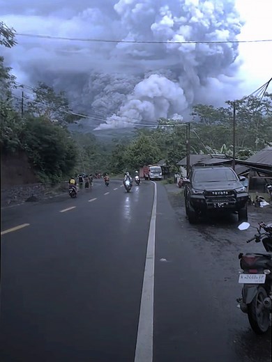 Erupsi Dahsyat Gunung Semeru di Jawa Timur