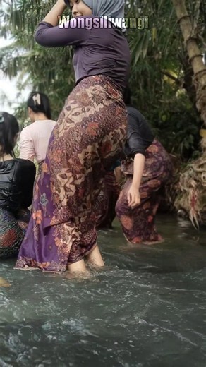 perawan desa asikain air di sungai 😍🚣