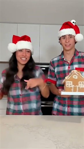 It never looks as good… 🤣😭 #christmas #shorts #duet #funny #couple #romancing #funnyseries #funnyree