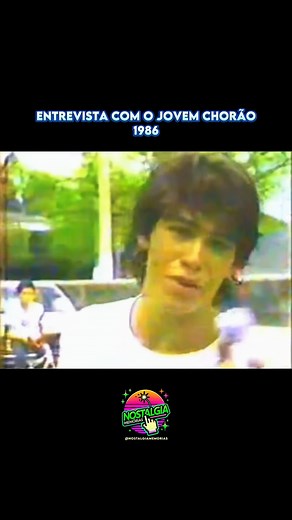 🛹 Muito antes do Charlie Brown Jr. 🧢 Olha essa relíquia! Em 1986, um garoto magrinho de "Santos Beach", com apenas 16 anos, dava o papo no programa Grito de Rua. Esse era o Alexandre, que o Brasil inteiro viria a amar como Chorão. Muito antes da fama, dos hits e dos shows lotados, a filosofia dele já estava formada: skate é criatividade, é ritmo, é atitude. 🌊 É emocionante ver a simplicidade e a paixão nos olhos dele falando sobre o esporte. Ele diz que "não é só moda", é pra valer. E ele pro