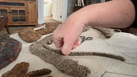 2 1/2 minutes of Rug hooking. Calm, peaceful, rhythmic loop pulling on a lazy Saturday afternoon is good for the soul. | The Old Tattered Flag