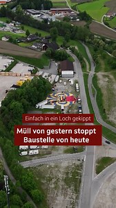 In Stegen, einer Fraktion der Gemeinde Bruneck, soll ein Strand gebaut werden. 🏖️ Doch am Gelände wurde früher jede Menge Müll deponiert, was nun für eine Belastung mit Asbest sorgt. Die Bauarbeiten können erst dann starten, wenn der Boden saniert ist. 🚮 #Stegen #Asbest #Beach #Pustertal #ORF #stheute | Südtirol Heute