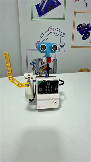 En Microlog seguimos descubriendo todo lo que puedes crear con el Nezha Pro AI Mechanical Power Kit y BBC micro:bit 🤖 En este vídeo te mostramos otra de sus posibilidades: un proyecto que detecta movimiento con un sensor y saluda automáticamente cuando alguien se acerca. Una forma divertida de aprender cómo interactúan los sensores con la programación. Con este kit podrás construir distintos mecanismos, experimentar con sensores y dar vida a tus propias creaciones mientras aprendes robótica y p