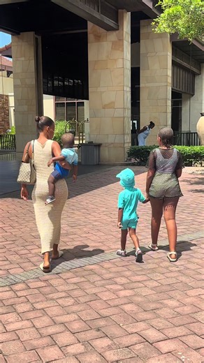 Pool day with my besties! 😍