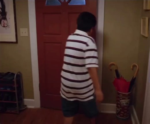 She gained his mom's trust once she took off her shoes 😭😭