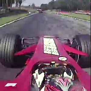 A bold move by rookie Lewis Hamilton going into Turn 1 at Monza 💪 | F1