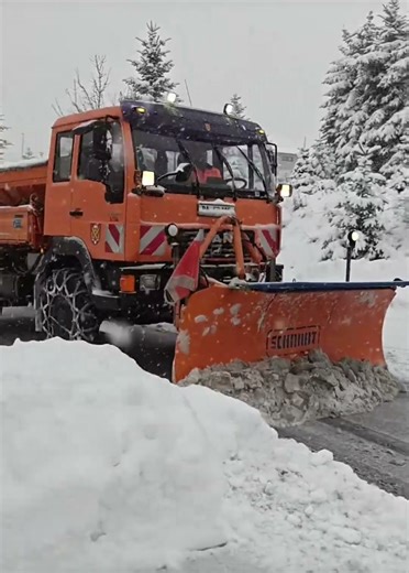 Sypač MAN TGS s čelní radlicí - Bruder 3785-MAN TGS spreader with front blade - Bruder 3785