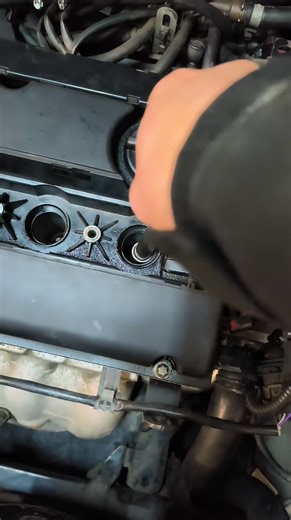 Istna maszyna parowa! Chociaż w tym wypadku napęd płynem chłodniczym wcale nie wychodzi taniej. Astra J. z silnikiem 1.6 ECOTEC A16XER zapowietrzała się na tyle, że nie było małego obiegu. A przez to ogrzewania też nie było. W lecie to jakoś szło, ale nadeszła jesień 😆🤘 Głowica w górę i ciekawe co tam zastaniemy! | Motohan Niezależny Warsztat Opel