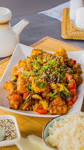 Entdecke, wie du mit deinem Airfryer eine knusprige Tofu-Gemüse-Pfanne zauberst – perfekt für ein leichtes Abendessen oder Meal-Prep! 🌱😋 Tofu wird extra kross, das Gemüse bleibt saftig und voll mit Vitaminen – ganz ohne viel Öl! 🍴 ZUTATEN: Für den Tofu & das Gemüse: - 400 g fester Tofu - 2 EL Speisestärke zum Ummanteln - 2 EL helle Sojasoße zum Ummanteln - etwas Öl - 1 Handvoll Brokkoliröschen - 1/2 rote Zwiebel - 1 Paprika - 100-150 g Champignons Für die Soße: - 5 EL Ahornsirup - 3 EL helle 