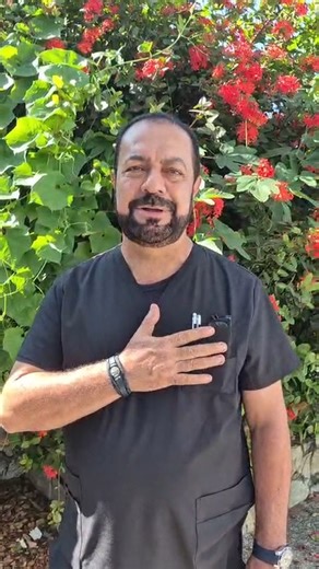 “El abrazo es medicina para el alma” Ese fue uno de los mensajes que más resonó durante la conferencia “El Poder del Abrazo”, impartida por el Mtro. Saúl Castro Hernández, presidente de Valores por la Vida A.C., en el Colegio Siqueiros Beraka, en Acapulco, Gro. Entre los asistentes, un padre de familia —médico cirujano— compartió un testimonio que conmovió a todos: | Valores por la Vida A.C.