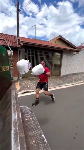 Ele ganha muito coletando LIXO! #curioso #incrivel #interessante