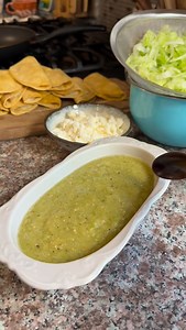 Deliciosa salsa tatemada de tomatillo y chile habanero perfecta para darle ese toque especial a todas tus comidas #reel #salsaverde #foodie #cookingreel #recetasfaciles #deli | Esmeralda Cardenas
