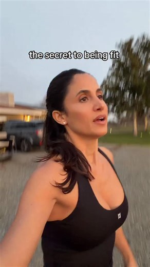 JENNIFER JACOBS on Instagram: "Want to know the real secret to being fit? Make it simple enough to do on your worst day. 3 strength sessions a week. 30 minutes. Dumbbells only. Done…even when you’re tired🥱 Comment START if you want an easy-to-follow plan."