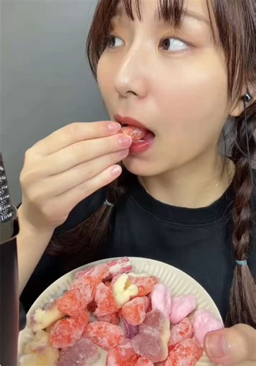 激辛コーラグミを一気に食べるASMR体験