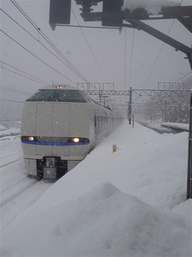 特急サンダーバードが近江塩津駅を通過