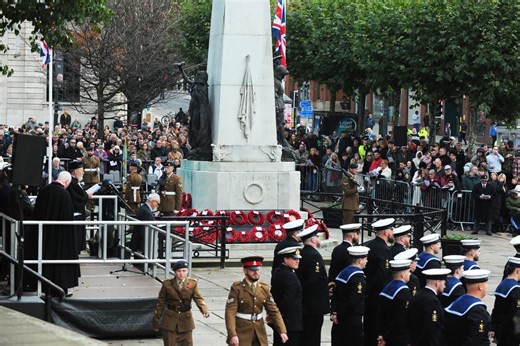 27 reflective pictures as Leeds city centre pauses for Remembrance Sunday parade 2025