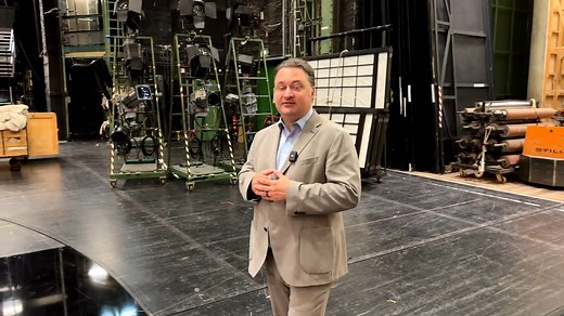 Spielzeitpause – die einzige Zeit, in der die Bühnenkunst Urlaub haben kann! Ab dem 10. Juli gehört das Opernhaus für die Sommerwochen den Fachleuten vom Bau für eine große Modernisierung der Technik: neue Inspizienten-Anlage, neue Obermaschinerie, neue Aufzüge, neue Treppe! Außerdem Restaurierungsarbeiten im Parkettfoyer und Malerarbeiten in der Kassenhalle! 10.7. – 21.8. 2023 einschließlich sind Kasse und Abonnementbüro im Opernhaus geschlossen. In diesem Zeitraum nimmt unser Besucherservice a