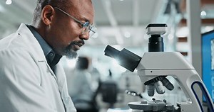 clip-3542010909-man-microscope-sample-analysis-lab-research-live