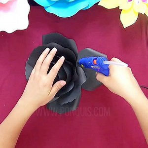 78K views · 79 reactions | Tutorial de coo realice [esta Flor de papel Negro para decoraciones | Arte con Flores de Papel | Facebook