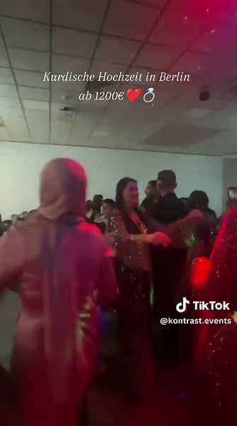 💖 Kontrast Events – Die schönste Location für deine kurdische Hochzeit ✨ Träume werden wahr bei Kontrast Events – der exklusiven Eventlocation in Berlin & Brandenburg, die seit Jahren unvergessliche kurdische Hochzeiten feiert. Erlebe eine Nacht voller Liebe, Musik und Emotion – mit Platz für bis zu 2.000 Gäste, modernem Design, perfekter Technik und einer Atmosphäre, die einfach magisch ist. Unsere Säle sind ideal für große Familienfeiern und bieten alles, was dein Herz begehrt: 🎶 Große Tanzf