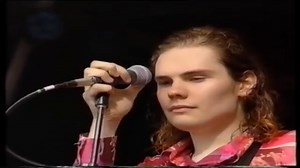 SMASHING PUMPKINS - Siva Live at The Reading Festival, England August 29th, 1992 This was Smashing Pumpkins first appearance at the Reading Festival. James Iha and D'arcy Wretzky reportedly ended their romantic relationship just before the show, which nearly caused the band to break up entirely. Billy Corgan smashes his guitar at the end of the set, striking the president of Virgin Records in the head. Corgan was very unhappy with the on stage sound and technical problems endured throughout the 