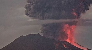 Watch video: the moment a volcano in Japan erupts, spewing ash and rocks a mile away - ProtoThema English
