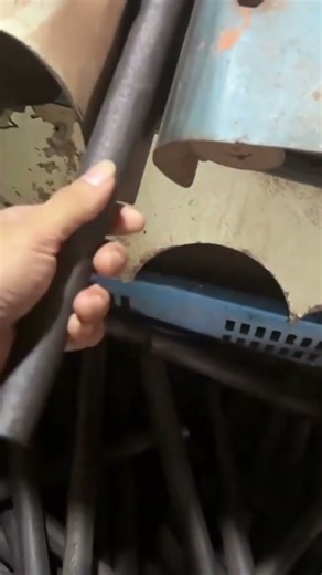 the process of sanding pieces of iron sticks to remove a little rust using a sanding machine special